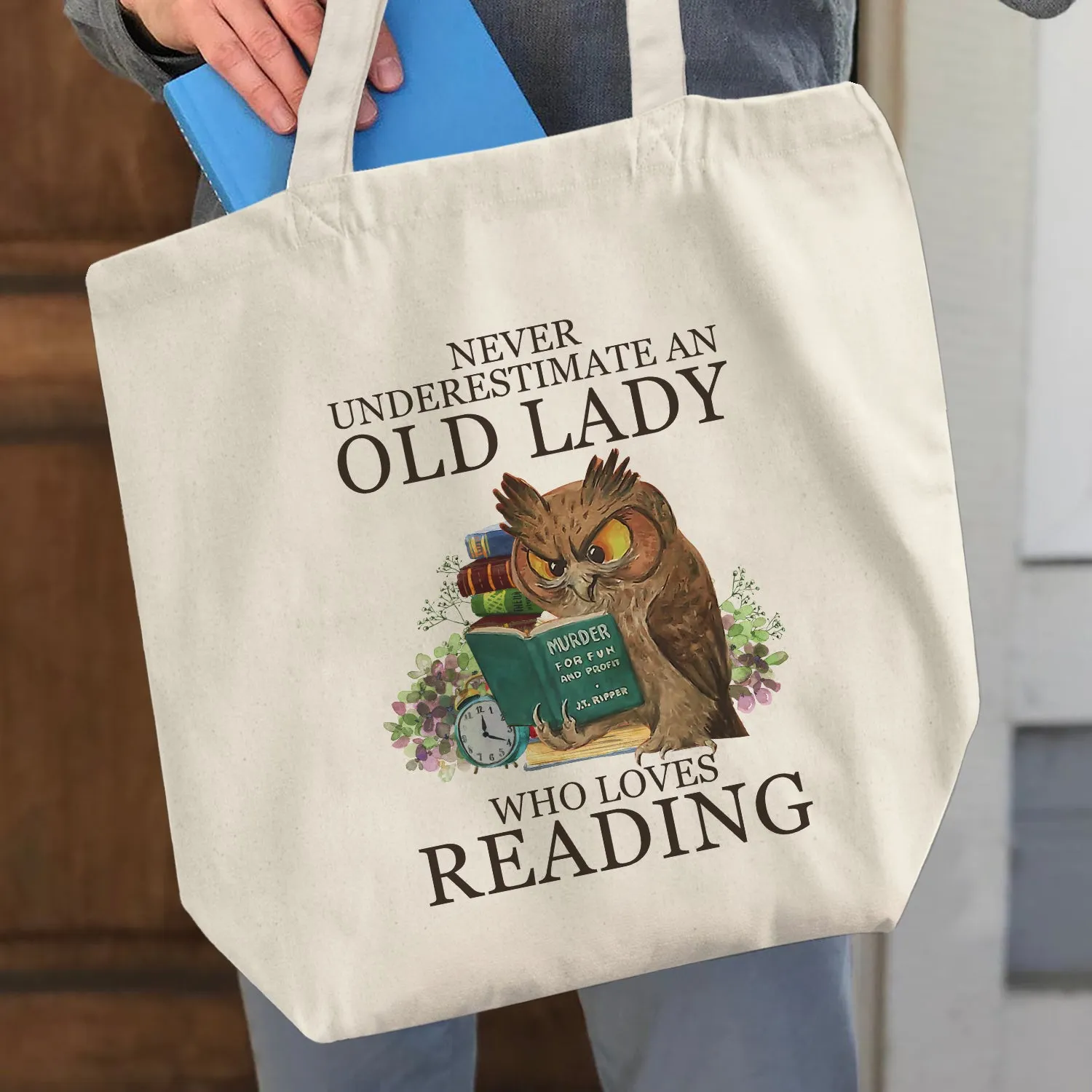 Never Underestimate An Old Lady Who Loves Reading Book Lovers Gift TBW07